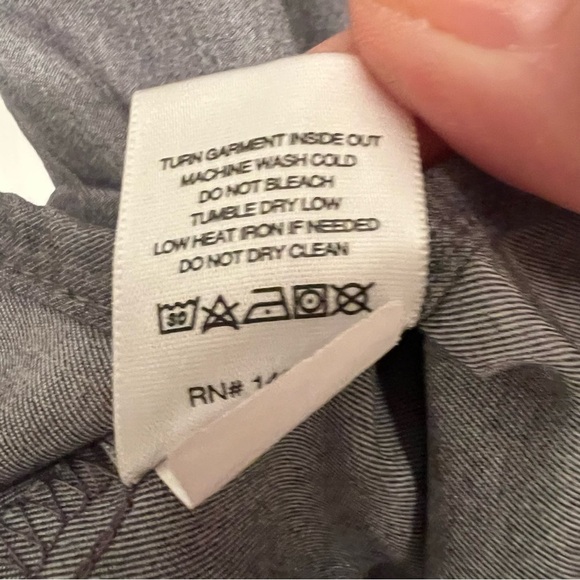 FIGS Women's 3 Pocket Graphite Gray V-Neck Stretch Scrub Top Size Small - Picture 6 of 6